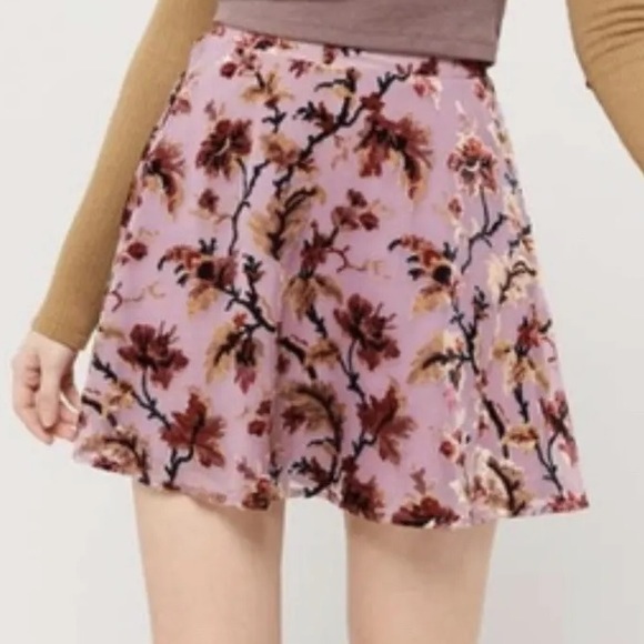 Urban Outfitters Dusty Rose Tinsley Velvet Burnout Floral mini Skirt Size M - Picture 1 of 9